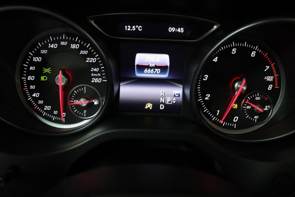 Mercedes-Benz GLA 180 Business Solution Automaat (PANORAMADAK, CAMERA, STOELVERWARMING, CLIMA, GOED ONDERHOUDEN)