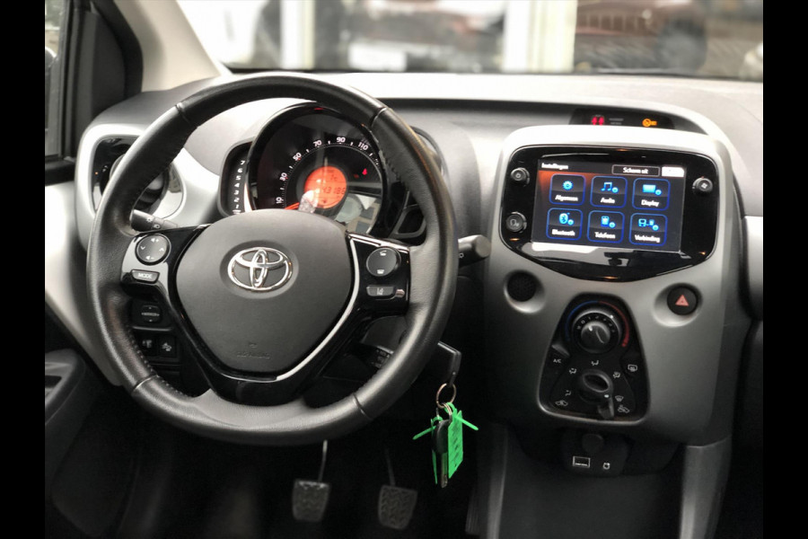 Toyota Aygo 1.0 VVT-i 72pk 5D x-joy | Apple CarPlay/Android Auto, Lichtmetalen velgen, Parkeersensoren, Safety Sense, Camera