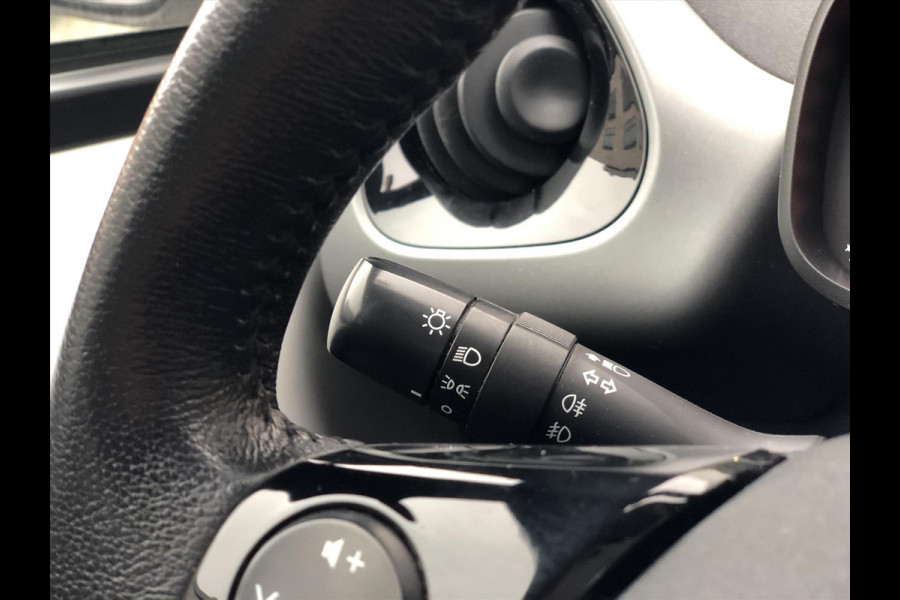 Toyota Aygo 1.0 VVT-i 72pk 5D x-joy | Apple CarPlay/Android Auto, Lichtmetalen velgen, Parkeersensoren, Safety Sense, Camera