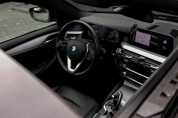 BMW 5 Serie 530e iPerformance High Executive | SCHUIF/KANTEL DAK | AMBIANCE VERLICHTING | 20 " | DRAADLOZE TELEFOONLADER