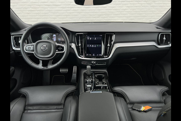 Volvo V60 2.0 T6 Recharge AWD R-Design | Pano | Trekhaak | Pilot Assist | Leder | LED | DAB+