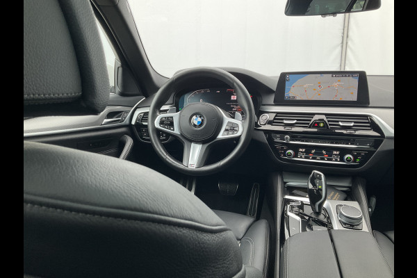 BMW 5 Serie Touring 520i M-Sport High Executive HUD Dak Leer Trekhaak Edition M-pakket