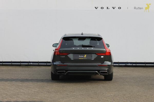 Volvo V60 T6 Plug-in hybrid 350PK Automaat AWD Ultimate Dark Panoramisch schuif-kanteldak / 360graden zichtcamera / Semi elektrisch wegklapbare trekhaak / Head-Up display /  Apple Carplay