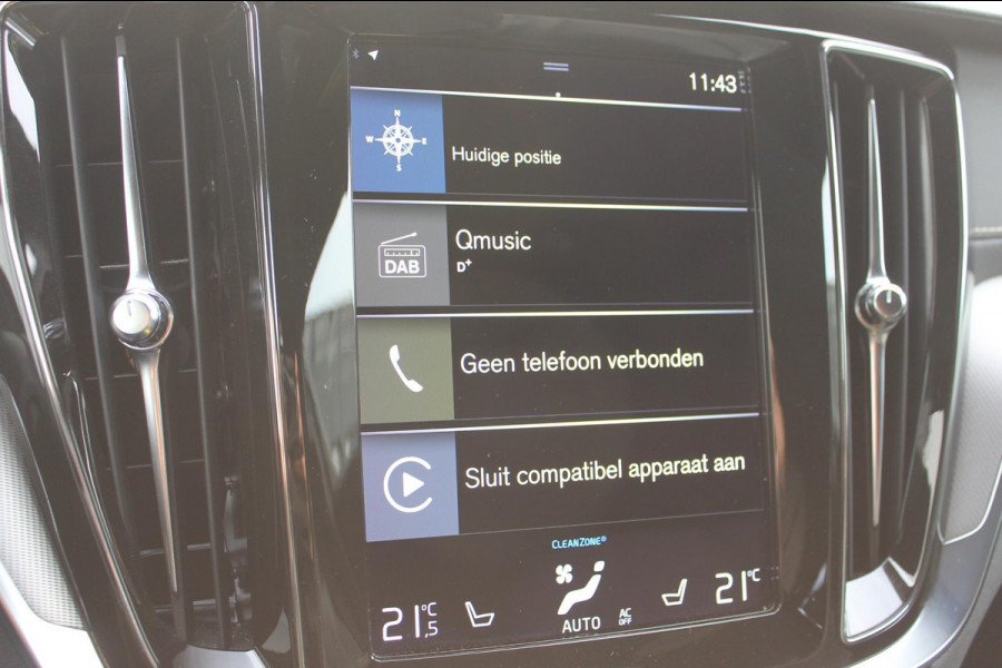 Volvo V60 T6 Plug-in hybrid 350PK Automaat AWD Ultimate Dark Panoramisch schuif-kanteldak / 360graden zichtcamera / Semi elektrisch wegklapbare trekhaak / Head-Up display /  Apple Carplay