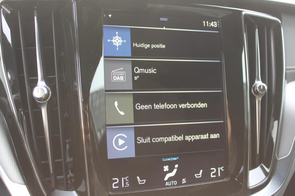 Volvo V60 T6 Plug-in hybrid 350PK Automaat AWD Ultimate Dark Panoramisch schuif-kanteldak / 360graden zichtcamera / Semi elektrisch wegklapbare trekhaak / Head-Up display /  Apple Carplay