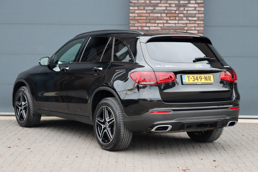 Mercedes-Benz GLC 300e 4MATIC AMG Line Aut9 | Distronic+ | Trekhaak | Keyless Go | Surround Camera | Geluidsisolerend Glas | Apple Carplay/Android Auto | Zitcomfortpakket | Sfeerverlichting |