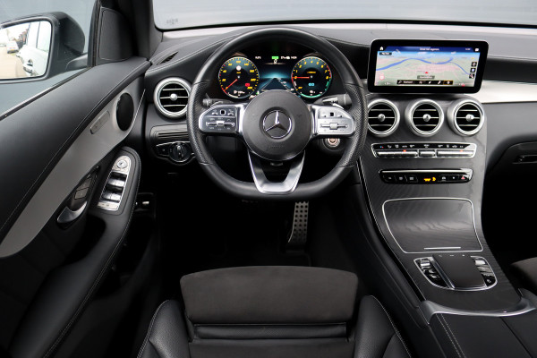 Mercedes-Benz GLC 300e 4MATIC AMG Line Aut9 | Distronic+ | Trekhaak | Keyless Go | Surround Camera | Geluidsisolerend Glas | Apple Carplay/Android Auto | Zitcomfortpakket | Sfeerverlichting |