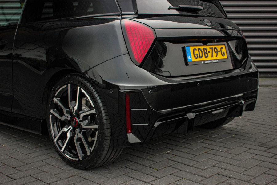 MINI Cooper E John Cooper Works M 40.7 kWh / VERLAGINGSVEREN / INCL. BTW / PANO-DAK / LEDEREN BEKLEDING / 18'' WHEELS / FULL