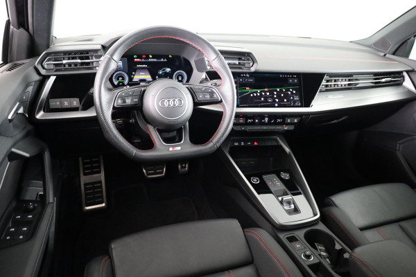 Audi A3 Sportback 45 TFSI e S edition Competition 245 pk S-tronic | Navigatie | Parkeersensoren achter | Lederen bekleding | LED koplampen | S-Line |