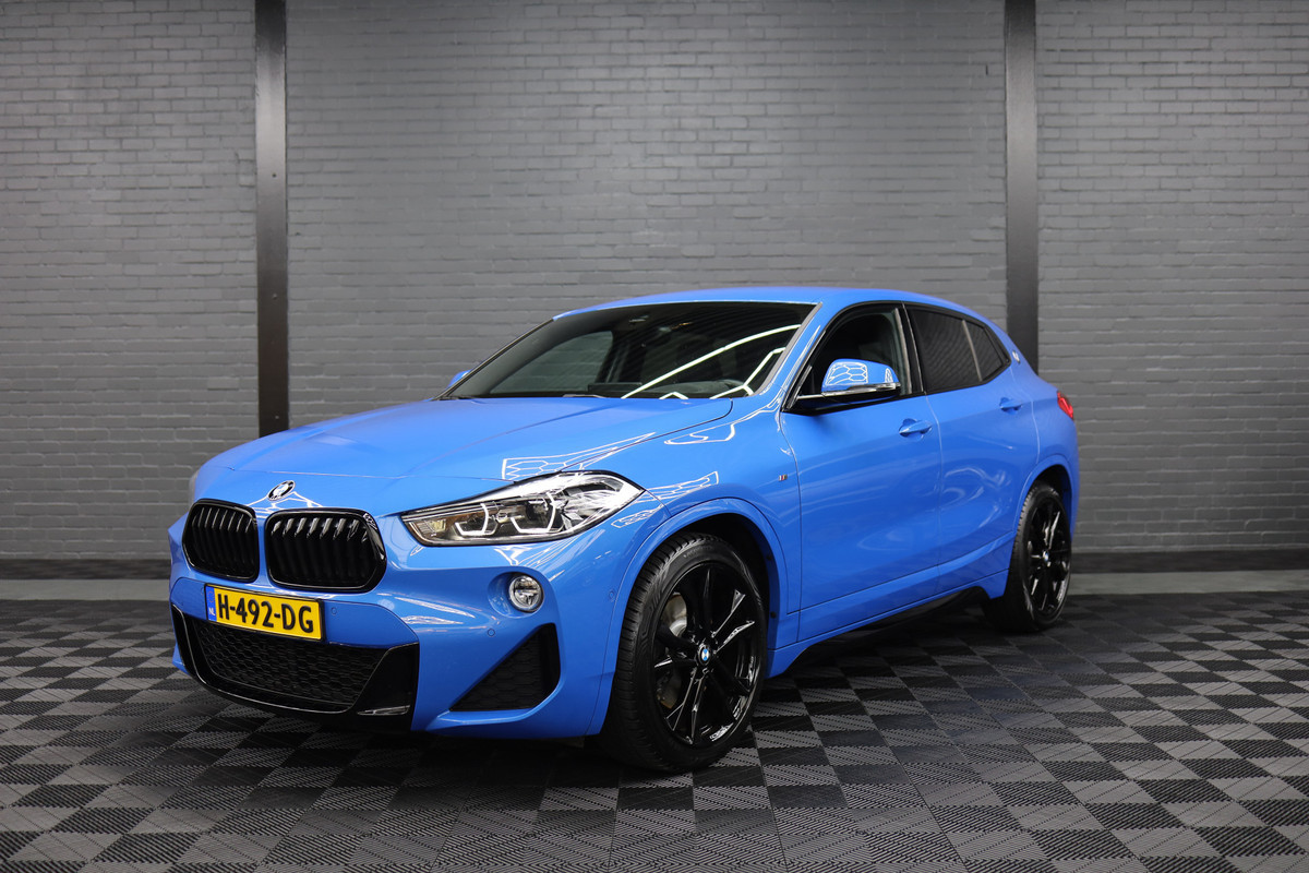 BMW X2 sDrive20i High Executive Edition | Ned. Auto | Leer | volledig in Black optiek uitgevoerd | Black Line M velgen | M uitvoering | all season Banden |