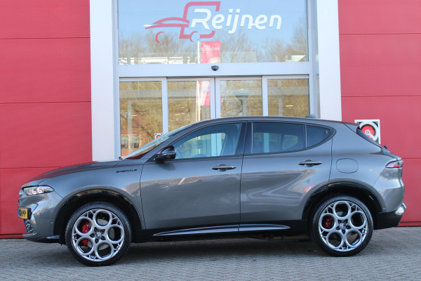 Alfa Romeo Tonale 1.3T PHEV Q4 280PK Edizione Speciale | NAVIGATIE | VOORSTOELEN / STUUR VERWARMD | APPLE CARPLAY / ANDROID AUTO | 360° CAMERA | DODEHOEK DETECTIE | 20"INCH LICHTMETALEN VELGEN | ADAPTIVE CRUISE CONTROL | KEYLESS ENTRY / START | ELEKTRISCH BEDIENBARE ACHTERKLEP | DRAADLOZE TELEFOONLADER | SFEER VERLICHTING | DONKERE HEMELBEKLEDING |