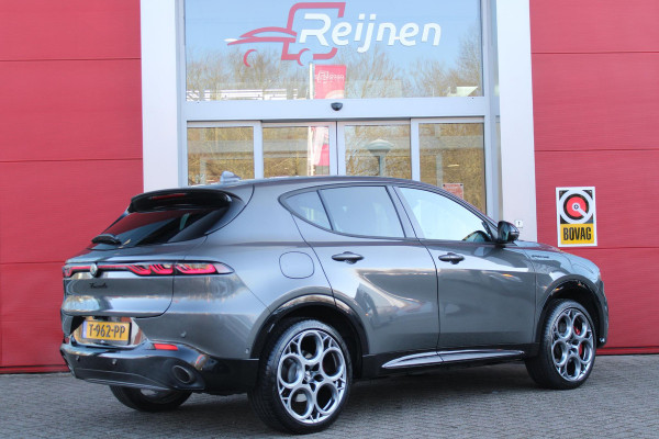 Alfa Romeo Tonale 1.3T PHEV Q4 280PK Edizione Speciale | NAVIGATIE | VOORSTOELEN / STUUR VERWARMD | APPLE CARPLAY / ANDROID AUTO | 360° CAMERA | DODEHOEK DETECTIE | 20"INCH LICHTMETALEN VELGEN | ADAPTIVE CRUISE CONTROL | KEYLESS ENTRY / START | ELEKTRISCH BEDIENBARE ACHTERKLEP | DRAADLOZE TELEFOONLADER | SFEER VERLICHTING | DONKERE HEMELBEKLEDING |