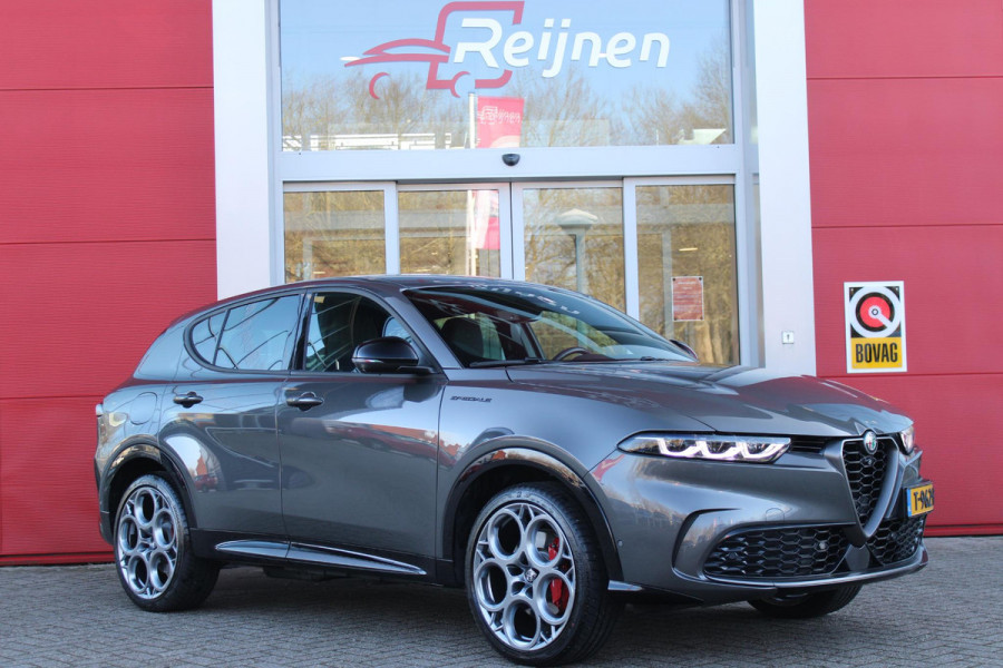 Alfa Romeo Tonale 1.3T PHEV Q4 280PK Edizione Speciale | NAVIGATIE | VOORSTOELEN / STUUR VERWARMD | APPLE CARPLAY / ANDROID AUTO | 360° CAMERA | DODEHOEK DETECTIE | 20"INCH LICHTMETALEN VELGEN | ADAPTIVE CRUISE CONTROL | KEYLESS ENTRY / START | ELEKTRISCH BEDIENBARE ACHTERKLEP | DRAADLOZE TELEFOONLADER | SFEER VERLICHTING | DONKERE HEMELBEKLEDING |