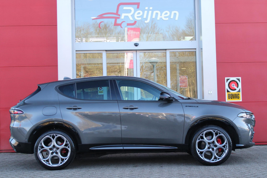 Alfa Romeo Tonale 1.3T PHEV Q4 280PK Edizione Speciale | NAVIGATIE | VOORSTOELEN / STUUR VERWARMD | APPLE CARPLAY / ANDROID AUTO | 360° CAMERA | DODEHOEK DETECTIE | 20"INCH LICHTMETALEN VELGEN | ADAPTIVE CRUISE CONTROL | KEYLESS ENTRY / START | ELEKTRISCH BEDIENBARE ACHTERKLEP | DRAADLOZE TELEFOONLADER | SFEER VERLICHTING | DONKERE HEMELBEKLEDING |