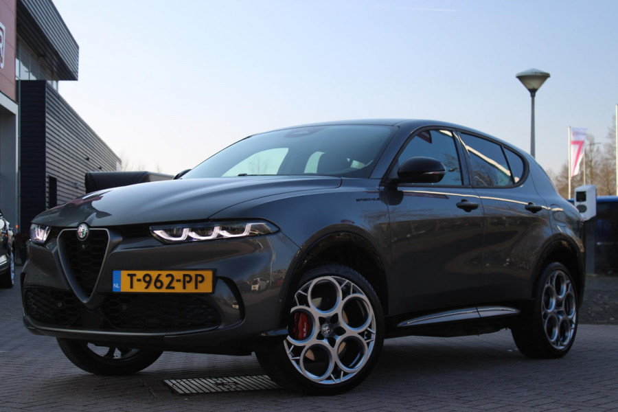 Alfa Romeo Tonale 1.3T PHEV Q4 280PK Edizione Speciale | NAVIGATIE | VOORSTOELEN / STUUR VERWARMD | APPLE CARPLAY / ANDROID AUTO | 360° CAMERA | DODEHOEK DETECTIE | 20"INCH LICHTMETALEN VELGEN | ADAPTIVE CRUISE CONTROL | KEYLESS ENTRY / START | ELEKTRISCH BEDIENBARE ACHTERKLEP | DRAADLOZE TELEFOONLADER | SFEER VERLICHTING | DONKERE HEMELBEKLEDING |