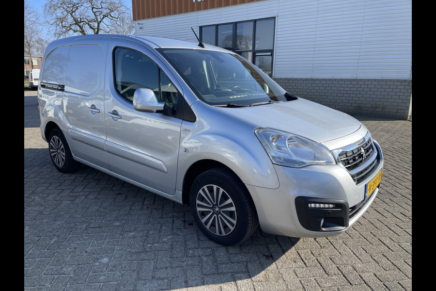 Peugeot Partner 120 1.6 BlueHDi 100 L1 Premium Pack S&S / vaste prijs rijklaar € 9950 ex btw / lease vanaf € 183 / airco / cruise / navi / achteruit rijcamera / 3 zits / zilver metallic !