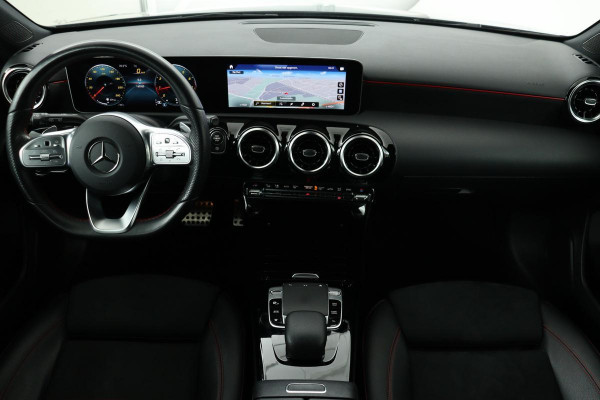 Mercedes-Benz A-Klasse 180 AMG | Stoelverwarming | Carplay | Trekhaak | Leder/Alcantara | Full LED | Camera | Widescreen | Navigatie | Park Assist