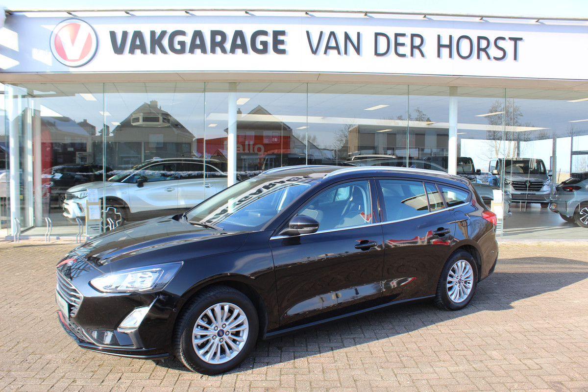 Ford FOCUS Wagon 1.0-125pk EcoBoost Mild-hybrid Titanium. Mooie, ruime, luxe en comfortabele Ford Focus wagon, slechts 29.000km ! Volautm. airco dual, camera, stoel-, stuur- en voorraamverw., easy entry/easy go, cruise control, Isofix, side- en lane assist, parkeersensoren v+a, LM wielen etc.