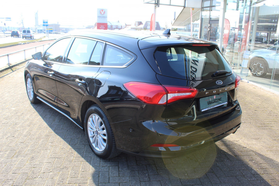 Ford FOCUS Wagon 1.0-125pk EcoBoost Mild-hybrid Titanium. Mooie, ruime, luxe en comfortabele Ford Focus wagon, slechts 29.000km ! Volautm. airco dual, camera, stoel-, stuur- en voorraamverw., easy entry/easy go, cruise control, Isofix, side- en lane assist, parkeersensoren v+a, LM wielen etc.