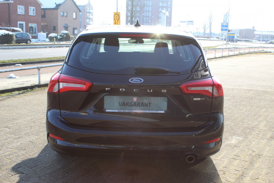 Ford FOCUS Wagon 1.0-125pk EcoBoost Mild-hybrid Titanium. Mooie, ruime, luxe en comfortabele Ford Focus wagon, slechts 29.000km ! Volautm. airco dual, camera, stoel-, stuur- en voorraamverw., easy entry/easy go, cruise control, Isofix, side- en lane assist, parkeersensoren v+a, LM wielen etc.