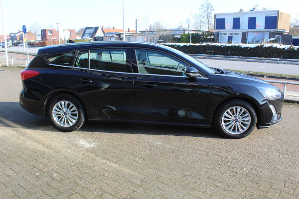 Ford FOCUS Wagon 1.0-125pk EcoBoost Mild-hybrid Titanium. Mooie, ruime, luxe en comfortabele Ford Focus wagon, slechts 29.000km ! Volautm. airco dual, camera, stoel-, stuur- en voorraamverw., easy entry/easy go, cruise control, Isofix, side- en lane assist, parkeersensoren v+a, LM wielen etc.