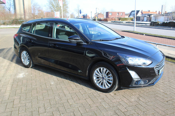 Ford FOCUS Wagon 1.0-125pk EcoBoost Mild-hybrid Titanium. Mooie, ruime, luxe en comfortabele Ford Focus wagon, slechts 29.000km ! Volautm. airco dual, camera, stoel-, stuur- en voorraamverw., easy entry/easy go, cruise control, Isofix, side- en lane assist, parkeersensoren v+a, LM wielen etc.