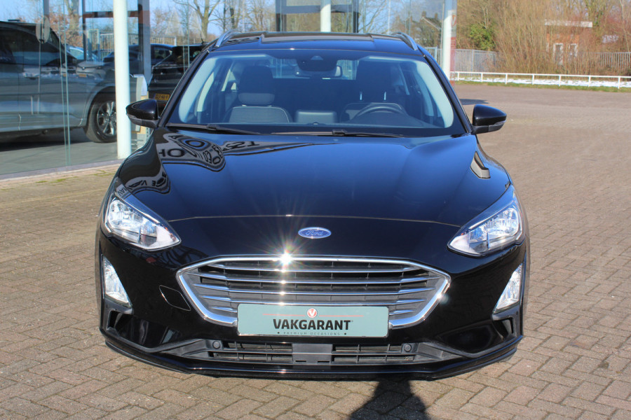 Ford FOCUS Wagon 1.0-125pk EcoBoost Mild-hybrid Titanium. Mooie, ruime, luxe en comfortabele Ford Focus wagon, slechts 29.000km ! Volautm. airco dual, camera, stoel-, stuur- en voorraamverw., easy entry/easy go, cruise control, Isofix, side- en lane assist, parkeersensoren v+a, LM wielen etc.