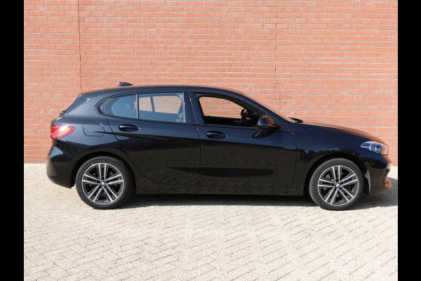 BMW 1-serie 118i Automaat High Executive | Navigatie | Apple Carplay/Android Auto | Parkeersensoren | Virtual Cockpit | Stoelverwarming | Cruise Control | Ledverlichting | Sfeerverlichting | Getinte ramen | Climate Control