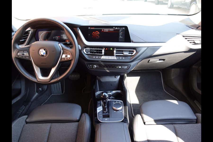 BMW 1-serie 118i Automaat High Executive | Navigatie | Apple Carplay/Android Auto | Parkeersensoren | Virtual Cockpit | Stoelverwarming | Cruise Control | Ledverlichting | Sfeerverlichting | Getinte ramen | Climate Control