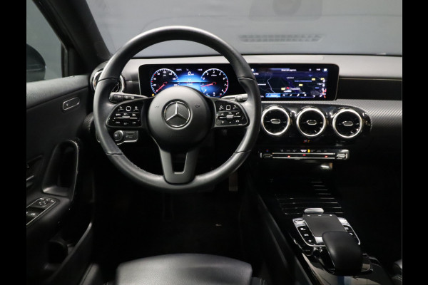 Mercedes-Benz A-Klasse 180 Sport [CAMERA, APPLE CARPLAY, DIGITAL DASH, ANDROID, CRUISE CONTROL, STOELVERWARMING, PDC RONDOM, NAVIGATIE, NIEUWSTAAT]