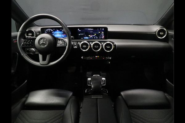 Mercedes-Benz A-Klasse 180 Sport [CAMERA, APPLE CARPLAY, DIGITAL DASH, ANDROID, CRUISE CONTROL, STOELVERWARMING, PDC RONDOM, NAVIGATIE, NIEUWSTAAT]