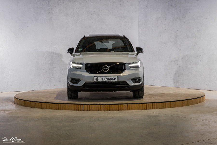 Volvo XC40 1.5 T5 Recharge R-Design | Panorama dak | Zwenkbare trekhaak | Apple carplay |