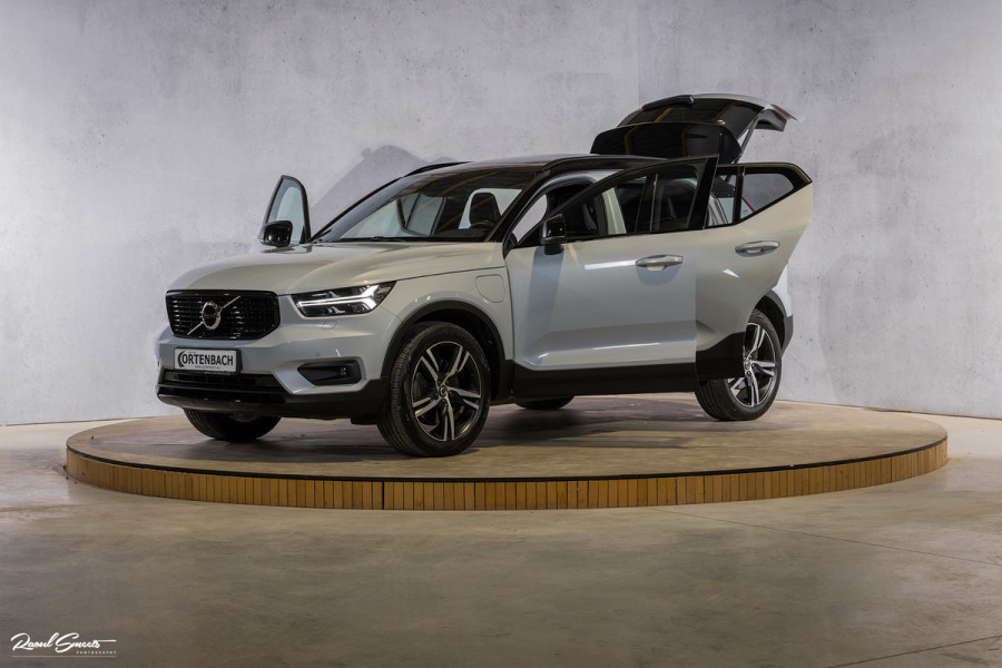 Volvo XC40 1.5 T5 Recharge R-Design | Panorama dak | Zwenkbare trekhaak | Apple carplay |