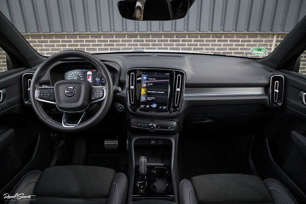 Volvo XC40 1.5 T5 Recharge R-Design | Panorama dak | Zwenkbare trekhaak | Apple carplay |