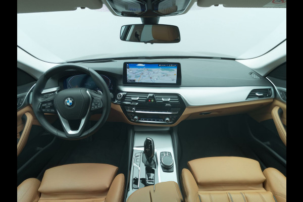 BMW 5 Serie Touring 530i Sportline Automaat | Lederen Sportstoelen Elektrisch & Verwarmd | Head Up | Virtual | Navigatie Groot | Apple Carplay | Camera | L.M. 18" | DAB |