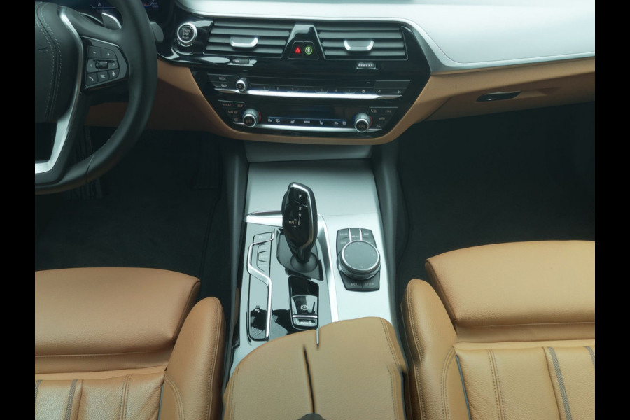 BMW 5 Serie Touring 530i Sportline Automaat | Lederen Sportstoelen Elektrisch & Verwarmd | Head Up | Virtual | Navigatie Groot | Apple Carplay | Camera | L.M. 18" | DAB |