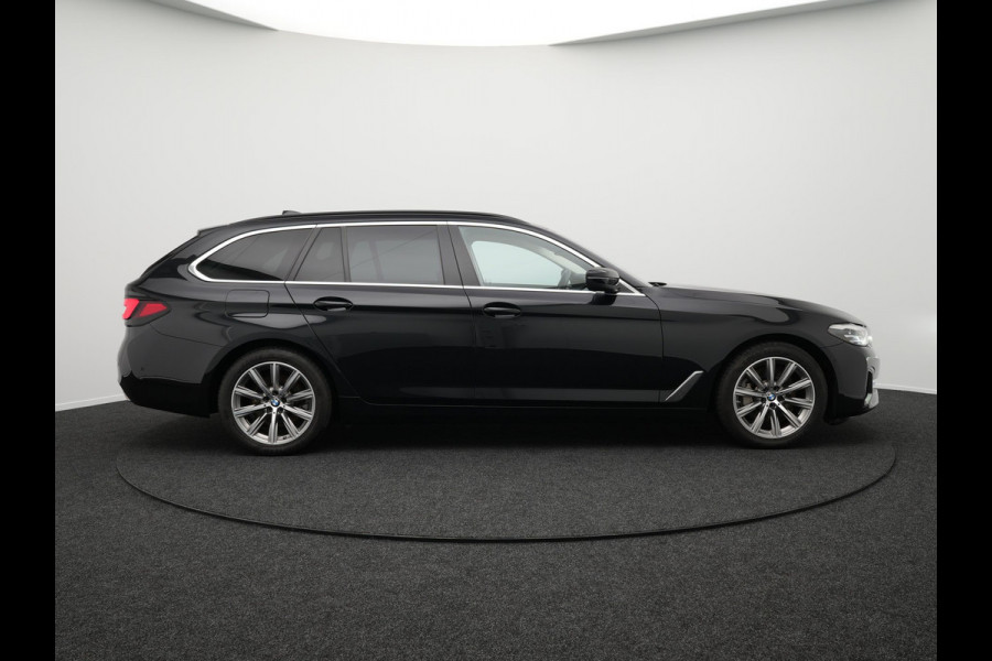 BMW 5 Serie Touring 530i Sportline Automaat | Lederen Sportstoelen Elektrisch & Verwarmd | Head Up | Virtual | Navigatie Groot | Apple Carplay | Camera | L.M. 18" | DAB |