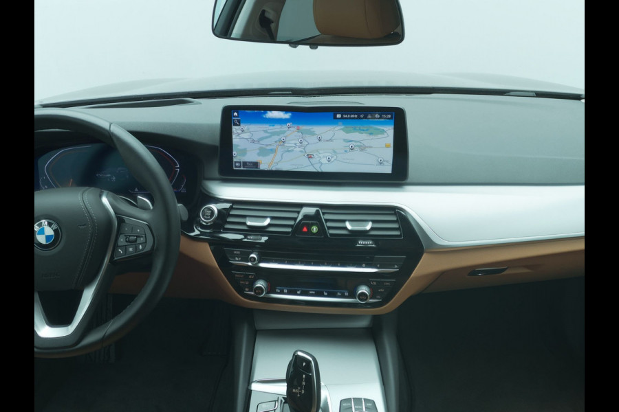 BMW 5 Serie Touring 530i Sportline Automaat | Lederen Sportstoelen Elektrisch & Verwarmd | Head Up | Virtual | Navigatie Groot | Apple Carplay | Camera | L.M. 18" | DAB |