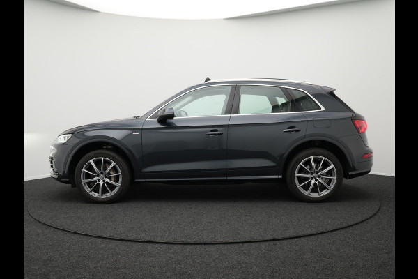 Audi Q5 50 TFSI e quattro S Edition Plug in Hybrid PHEV | Panodak | Trekhaak af Fabriek | Alcantara Sportstoelen Memory | Apple Carplay | Virtual | Navigatie | L.M. 20" | Stoelverwarming | DAB |