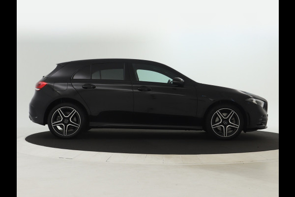 Mercedes-Benz A-Klasse 250 e AMG Plug-In Hybride | AMG Styling | Night Pakket | Sfeerverlichting| Navigatie| Nightpakket | Dodehoekdetectie | Inclusief 24 maanden MB Certified garantie voor Europa.