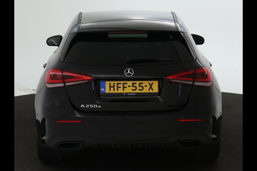 Mercedes-Benz A-Klasse 250 e AMG Plug-In Hybride | AMG Styling | Night Pakket | Sfeerverlichting| Navigatie| Nightpakket | Dodehoekdetectie | Inclusief 24 maanden MB Certified garantie voor Europa.