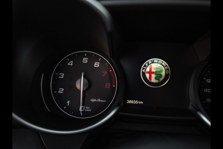 Alfa Romeo Giulia 2.9 V6 Quadrifoglio | Akrapovic | Veel carbon! | CarPlay | Adapt. cruise