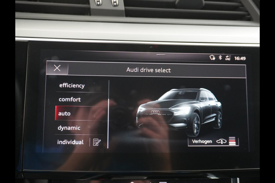 Audi e-tron e-tron 95kWh 408PK 55 Advanced Pro Line Plus Adaptive Cruise Control Quattro 95 kWh 104.000 Nieuw 20" Luchtvering Apple Android  Active-Lane-Assist Connected-Services Bordherkenning Comfort-Sleutel Akoestische zijruiten DAB WiFi Audi-Phone-box Deursluithulp Keyless PTC-Verwarming Bang&Olufsen Spoorwissel-Assist Trekhaak-voorbereid (1800kg) Automatische-NiveauRegeling Fase 3 laden