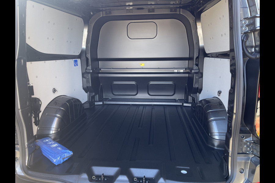 Ford Transit Custom 340 2.0 TDCI L2H1 Trend DC 6 persoons / NIEUW / bpm vrij / rijklaar € 40.950 ex btw / lease vanaf € 733 / direct leverbaar / airco / cruise / apple carplay / camera / magnetic grey metallic