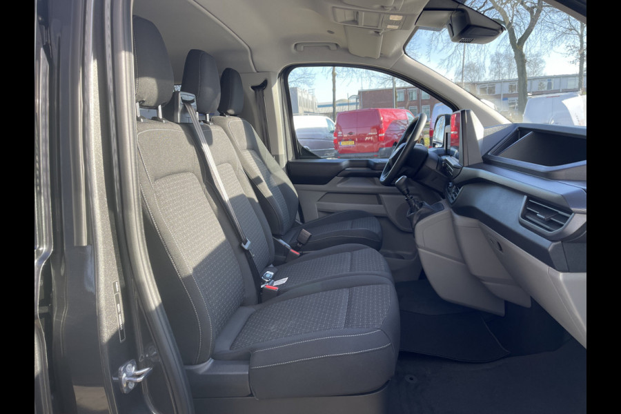 Ford Transit Custom 340 2.0 TDCI L2H1 Trend DC 6 persoons / NIEUW / bpm vrij / rijklaar € 40.950 ex btw / lease vanaf € 733 / direct leverbaar / airco / cruise / apple carplay / camera / magnetic grey metallic