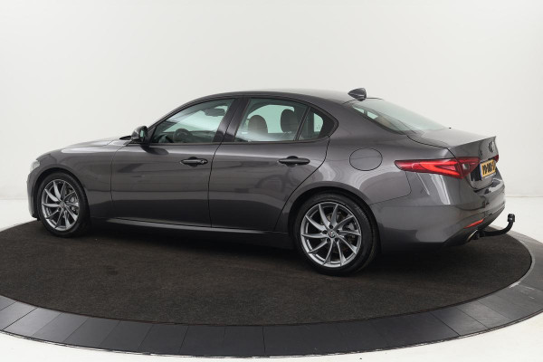 Alfa Romeo Giulia 2.0T Super | Stoel & stuurverwarming | Leder | Camera | Trekhaak | Xenon | Keyless | Memory | Navigatie | PDC | Cruise control