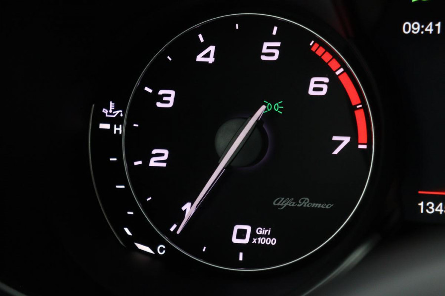 Alfa Romeo Giulia 2.0T Super | Stoel & stuurverwarming | Leder | Camera | Trekhaak | Xenon | Keyless | Memory | Navigatie | PDC | Cruise control