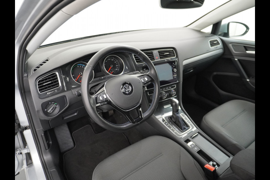 Volkswagen e-Golf AUT Adaptieve Cruise Warmtepomp App-Connect Apple Carplay Android Auto Climatronic Stoel+Ruitverwarming DAB+ Led Winterpakket  Licht/Regensensor Pdc App-Connect Lmv 17" E-DITION 136PK 290NM Koppel slechts 49.000km