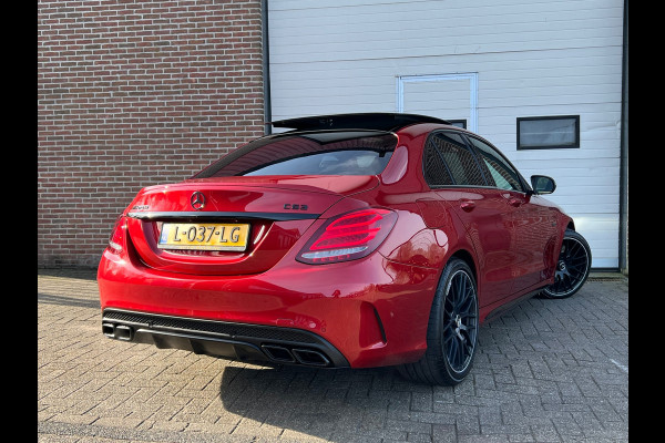 Mercedes-Benz C-Klasse AMG 63 / Pano / Schaalstoelen / Dealer ondr / Burmester / Keyless / Sfeer verl / Carbon / Camera