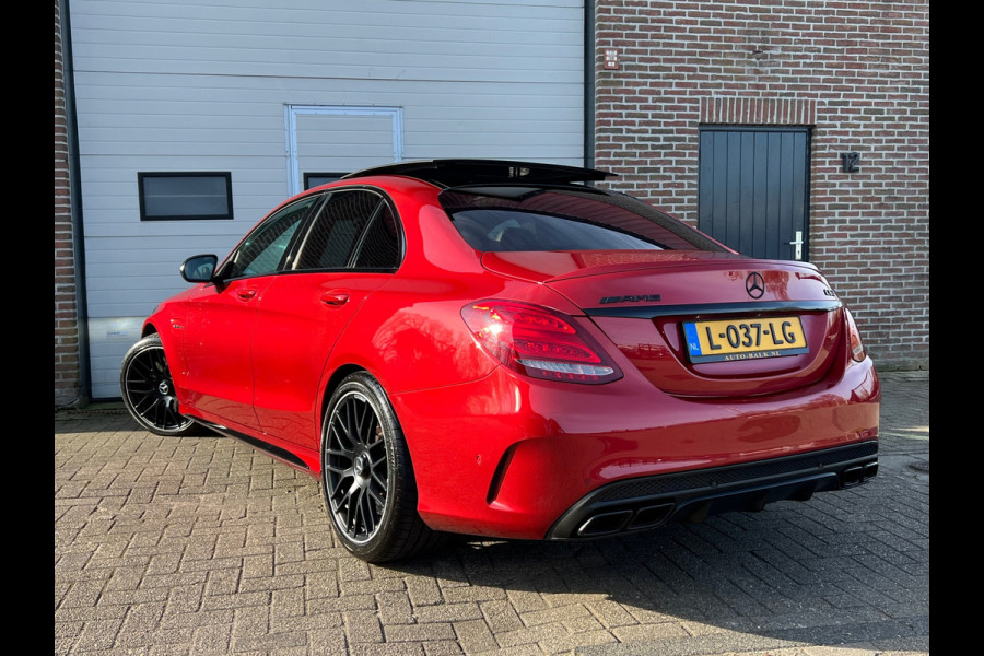 Mercedes-Benz C-Klasse AMG 63 / Pano / Schaalstoelen / Dealer ondr / Burmester / Keyless / Sfeer verl / Carbon / Camera